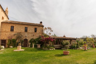 Ascension Dağı 'nın eteğinde küçük bir açıklıkta Madonna della Consolazione ya da Montemisio' nun Sığınağı bulunur. Kilise, tanrıça Artemis ya da Artem 'e adanmış putperest bir tapınağın kalıntıları üzerine inşa edilmiş Farfa rahipleri tarafından inşa edilmiştir.