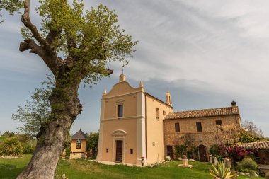 Ascension Dağı 'nın eteğinde küçük bir açıklıkta Madonna della Consolazione ya da Montemisio' nun Sığınağı bulunur. Kilise, tanrıça Artemis ya da Artem 'e adanmış putperest bir tapınağın kalıntıları üzerine inşa edilmiş Farfa rahipleri tarafından inşa edilmiştir.