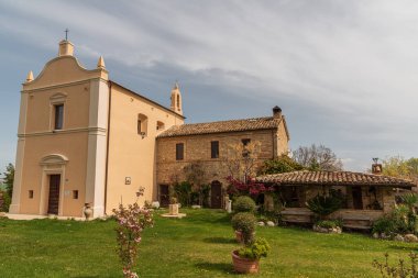 Ascension Dağı 'nın eteğinde küçük bir açıklıkta Madonna della Consolazione ya da Montemisio' nun Sığınağı bulunur. Kilise, tanrıça Artemis ya da Artem 'e adanmış putperest bir tapınağın kalıntıları üzerine inşa edilmiş Farfa rahipleri tarafından inşa edilmiştir.