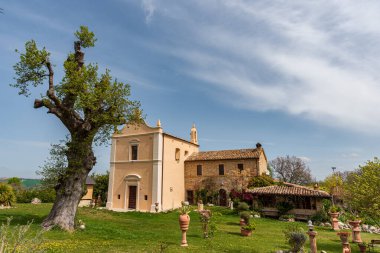 Ascension Dağı 'nın eteğinde küçük bir açıklıkta Madonna della Consolazione ya da Montemisio' nun Sığınağı bulunur. Kilise, tanrıça Artemis ya da Artem 'e adanmış putperest bir tapınağın kalıntıları üzerine inşa edilmiş Farfa rahipleri tarafından inşa edilmiştir.