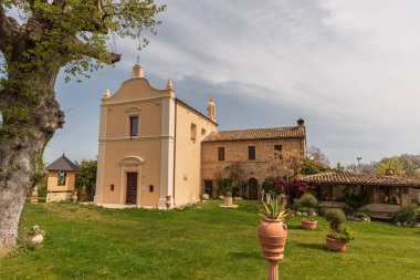 Ascension Dağı 'nın eteğinde küçük bir açıklıkta Madonna della Consolazione ya da Montemisio' nun Sığınağı bulunur. Kilise, tanrıça Artemis ya da Artem 'e adanmış putperest bir tapınağın kalıntıları üzerine inşa edilmiş Farfa rahipleri tarafından inşa edilmiştir.