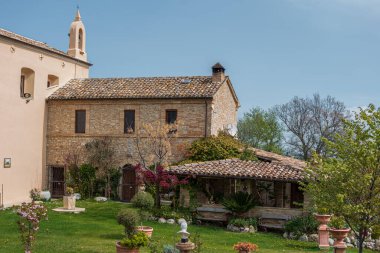 Ascension Dağı 'nın eteğinde küçük bir açıklıkta Madonna della Consolazione ya da Montemisio' nun Sığınağı bulunur. Kilise, tanrıça Artemis ya da Artem 'e adanmış putperest bir tapınağın kalıntıları üzerine inşa edilmiş Farfa rahipleri tarafından inşa edilmiştir.