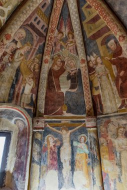 Kilise şehrin batı kıyısında yer almaktadır, iki vadiye açılan kayalıklarla çevrelenmiştir. 1330 'da Maestro Albertino tarafından önceden var olan küçük bir Benedikt kilisesine inşa edilmiş bir Romanesk-Gotik tuğla yapısıdır..