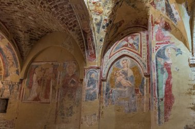 Kilise şehrin batı kıyısında yer almaktadır, iki vadiye açılan kayalıklarla çevrelenmiştir. 1330 'da Maestro Albertino tarafından önceden var olan küçük bir Benedikt kilisesine inşa edilmiş bir Romanesk-Gotik tuğla yapısıdır..