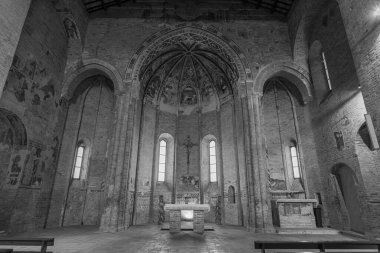 Kilise şehrin batı kıyısında yer almaktadır, iki vadiye açılan kayalıklarla çevrelenmiştir. 1330 'da Maestro Albertino tarafından önceden var olan küçük bir Benedikt kilisesine inşa edilmiş bir Romanesk-Gotik tuğla yapısıdır..