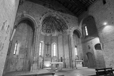 Kilise şehrin batı kıyısında yer almaktadır, iki vadiye açılan kayalıklarla çevrelenmiştir. 1330 'da Maestro Albertino tarafından önceden var olan küçük bir Benedikt kilisesine inşa edilmiş bir Romanesk-Gotik tuğla yapısıdır..