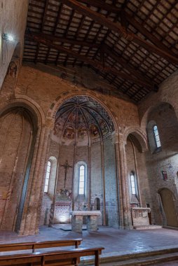 Kilise şehrin batı kıyısında yer almaktadır, iki vadiye açılan kayalıklarla çevrelenmiştir. 1330 'da Maestro Albertino tarafından önceden var olan küçük bir Benedikt kilisesine inşa edilmiş bir Romanesk-Gotik tuğla yapısıdır..