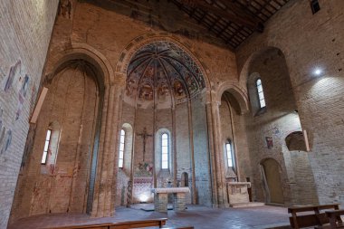 Kilise şehrin batı kıyısında yer almaktadır, iki vadiye açılan kayalıklarla çevrelenmiştir. 1330 'da Maestro Albertino tarafından önceden var olan küçük bir Benedikt kilisesine inşa edilmiş bir Romanesk-Gotik tuğla yapısıdır..