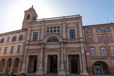 Ticino mimarı Pietro Maggi tarafından 1785 ve 1798 yılları arasında inşa edilmiştir. Neoklasik 16. Louis iç tasarımı ve yalnızca 19. yüzyılın sonlarında eklektik tuğla ve travertin tarzıyla inşa edilmiş bir cephesi vardır..