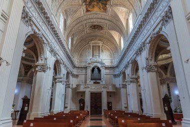 Ticino mimarı Pietro Maggi tarafından 1785 ve 1798 yılları arasında inşa edilmiştir. Neoklasik 16. Louis iç tasarımı ve yalnızca 19. yüzyılın sonlarında eklektik tuğla ve travertin tarzıyla inşa edilmiş bir cephesi vardır..