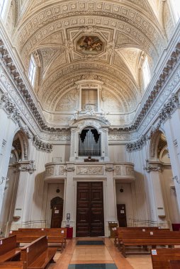 Ticino mimarı Pietro Maggi tarafından 1785 ve 1798 yılları arasında inşa edilmiştir. Neoklasik 16. Louis iç tasarımı ve yalnızca 19. yüzyılın sonlarında eklektik tuğla ve travertin tarzıyla inşa edilmiş bir cephesi vardır..