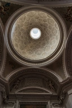 Ticino mimarı Pietro Maggi tarafından 1785 ve 1798 yılları arasında inşa edilmiştir. Neoklasik 16. Louis iç tasarımı ve yalnızca 19. yüzyılın sonlarında eklektik tuğla ve travertin tarzıyla inşa edilmiş bir cephesi vardır..