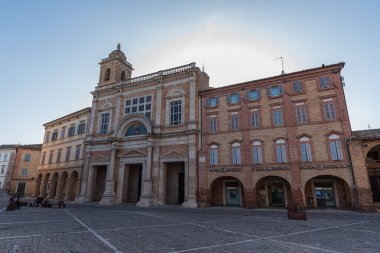 Ticino mimarı Pietro Maggi tarafından 1785 ve 1798 yılları arasında inşa edilmiştir. Neoklasik 16. Louis iç tasarımı ve yalnızca 19. yüzyılın sonlarında eklektik tuğla ve travertin tarzıyla inşa edilmiş bir cephesi vardır..