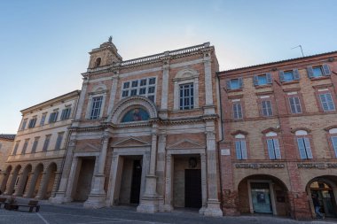 Ticino mimarı Pietro Maggi tarafından 1785 ve 1798 yılları arasında inşa edilmiştir. Neoklasik 16. Louis iç tasarımı ve yalnızca 19. yüzyılın sonlarında eklektik tuğla ve travertin tarzıyla inşa edilmiş bir cephesi vardır..