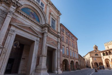 Ticino mimarı Pietro Maggi tarafından 1785 ve 1798 yılları arasında inşa edilmiştir. Neoklasik 16. Louis iç tasarımı ve yalnızca 19. yüzyılın sonlarında eklektik tuğla ve travertin tarzıyla inşa edilmiş bir cephesi vardır..