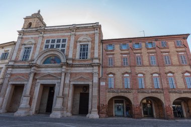 Ticino mimarı Pietro Maggi tarafından 1785 ve 1798 yılları arasında inşa edilmiştir. Neoklasik 16. Louis iç tasarımı ve yalnızca 19. yüzyılın sonlarında eklektik tuğla ve travertin tarzıyla inşa edilmiş bir cephesi vardır..