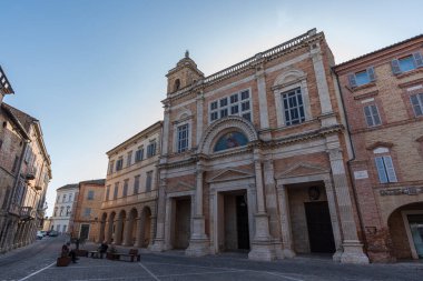 Ticino mimarı Pietro Maggi tarafından 1785 ve 1798 yılları arasında inşa edilmiştir. Neoklasik 16. Louis iç tasarımı ve yalnızca 19. yüzyılın sonlarında eklektik tuğla ve travertin tarzıyla inşa edilmiş bir cephesi vardır..