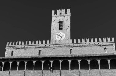 Offida. Belediye binası. 13. ve 14. yüzyıllar arasında inşa edilmiştir (merkezi crenellated kule).