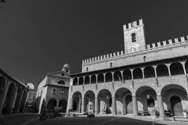 Offida. Belediye binası. 13. ve 14. yüzyıllar arasında inşa edilmiştir (merkezi crenellated kule).