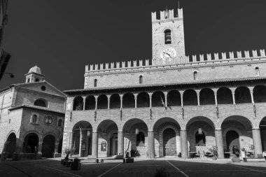 Offida. Belediye binası. 13. ve 14. yüzyıllar arasında inşa edilmiştir (merkezi crenellated kule).