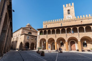 Offida. Belediye binası. 13. ve 14. yüzyıllar arasında inşa edilmiştir (merkezi crenellated kule).