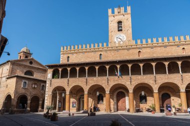 Offida. Belediye binası. 13. ve 14. yüzyıllar arasında inşa edilmiştir (merkezi crenellated kule).
