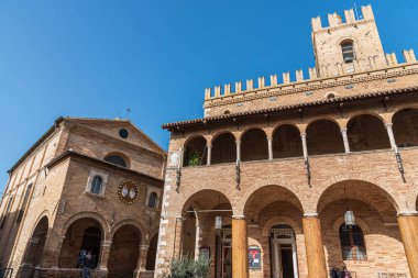 Offida. Belediye binası. 13. ve 14. yüzyıllar arasında inşa edilmiştir (merkezi crenellated kule).