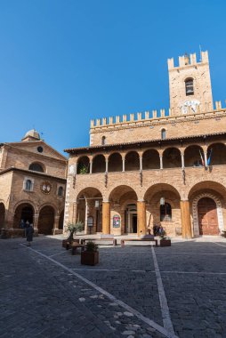 Offida. Belediye binası. 13. ve 14. yüzyıllar arasında inşa edilmiştir (merkezi crenellated kule).
