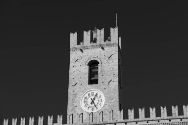 Offida. Belediye binası. 13. ve 14. yüzyıllar arasında inşa edilmiştir (merkezi crenellated kule).