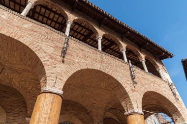 Offida. Belediye binası. 13. ve 14. yüzyıllar arasında inşa edilmiştir (merkezi crenellated kule).