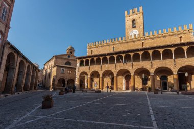 Offida. Belediye binası. 13. ve 14. yüzyıllar arasında inşa edilmiştir (merkezi crenellated kule).