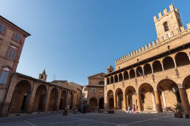 Offida. Belediye binası. 13. ve 14. yüzyıllar arasında inşa edilmiştir (merkezi crenellated kule).