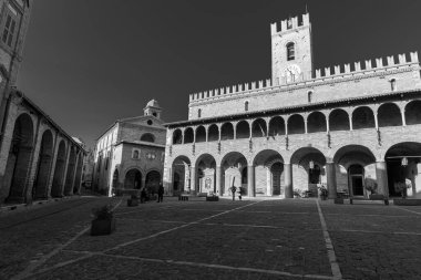 Offida. Belediye binası. 13. ve 14. yüzyıllar arasında inşa edilmiştir (merkezi crenellated kule).