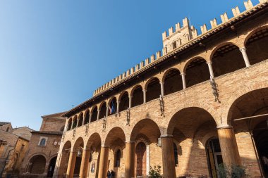 Offida. Belediye binası. 13. ve 14. yüzyıllar arasında inşa edilmiştir (merkezi crenellated kule).