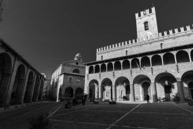 Offida. Belediye binası. 13. ve 14. yüzyıllar arasında inşa edilmiştir (merkezi crenellated kule).