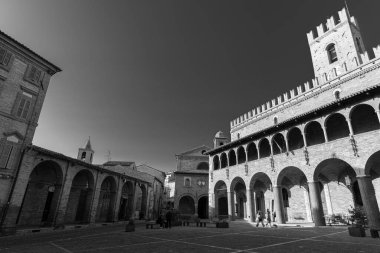 Offida. Belediye binası. 13. ve 14. yüzyıllar arasında inşa edilmiştir (merkezi crenellated kule).