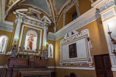 S. Rocco Kilisesi 16. yüzyılın ilk yarısında Mösyö Giacomo da Varese tarafından kumtaşı bir kapı ile inşa edilmiştir. İçeride, Aziz Rocco 'nun ahşap heykeli ve mihraptaki İsa' nın Kutsal Kalbi heykeli..