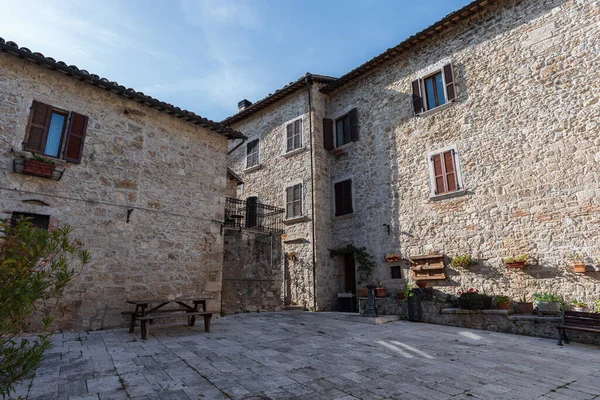 Castel Trosino, Ortaçağ kökenli Castellano Vadisi 'nde bir kayanın üzerinde yer alan bir köydür. Şatonun köyü, San Lorenzo Martire kilisesine kadar uzanan merkezi bir cadde etrafında organize edilmiştir..