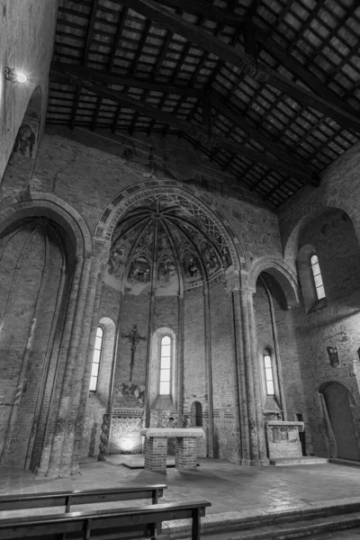 Kilise şehrin batı kıyısında yer almaktadır, iki vadiye açılan kayalıklarla çevrelenmiştir. 1330 'da Maestro Albertino tarafından önceden var olan küçük bir Benedikt kilisesine inşa edilmiş bir Romanesk-Gotik tuğla yapısıdır..