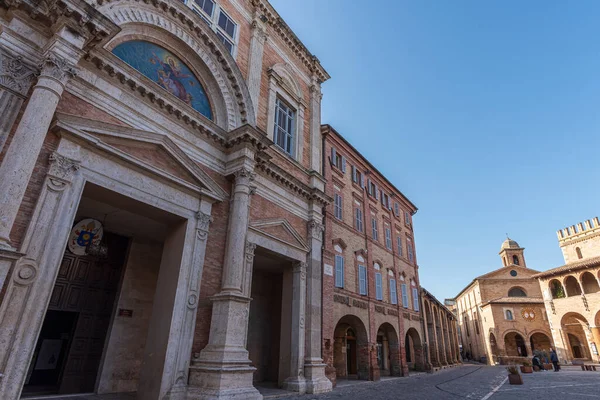 Ticino mimarı Pietro Maggi tarafından 1785 ve 1798 yılları arasında inşa edilmiştir. Neoklasik 16. Louis iç tasarımı ve yalnızca 19. yüzyılın sonlarında eklektik tuğla ve travertin tarzıyla inşa edilmiş bir cephesi vardır..