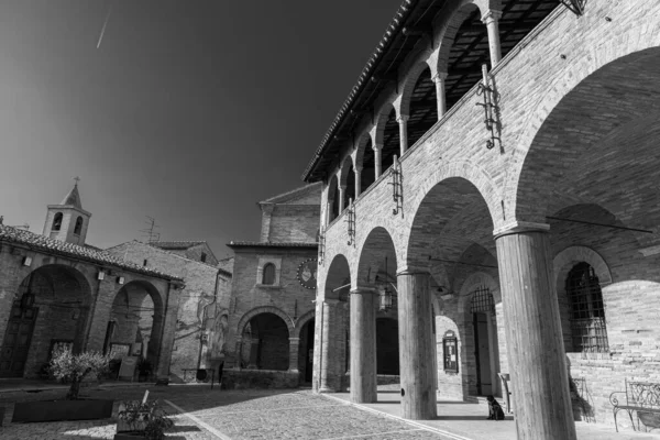 Offida 市政厅 建于13世纪至14世纪之间 中央拱形塔楼 — 图库照片
