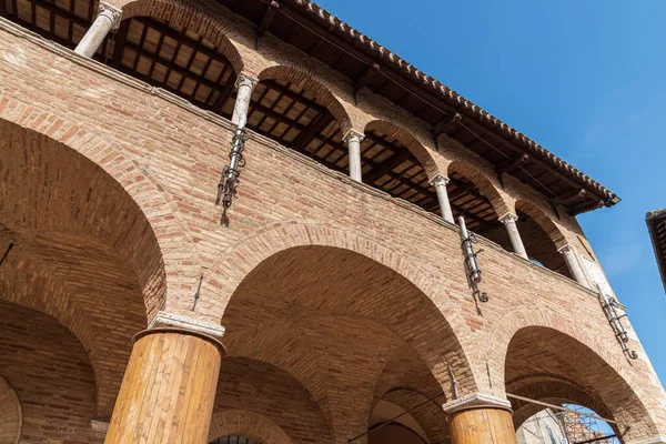 Offida. Belediye binası. 13. ve 14. yüzyıllar arasında inşa edilmiştir (merkezi crenellated kule).