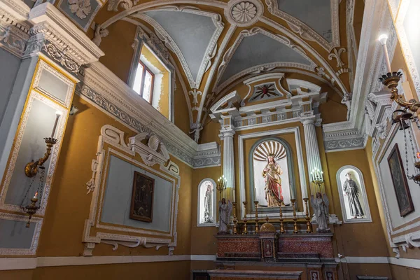 圣罗科教堂始建于16世纪上半叶 Giacomo Varese建造 圣罗哥的木像和圣心耶稣的雕像在祭坛旁 — 图库照片