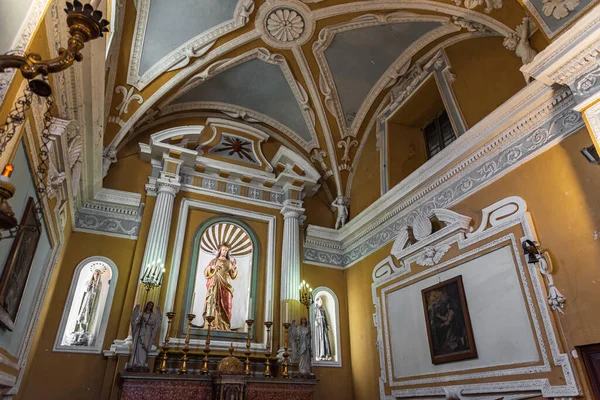 Rocco 교회는 초반에 Giacomo Varese 사암입구 로스코의 조각상 제단에 예수의 — 스톡 사진