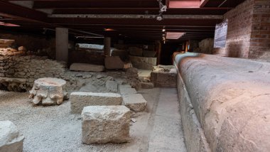 Bu kompleks, İtalyan tapınağının üçüncü yüzyılın ikinci yarısından geriye kalanları kanıtlıyor. BC, şu anda Isernia katedrali olan şeyin onun üzerine inşa edildiği gerçeği sayesinde korundu..