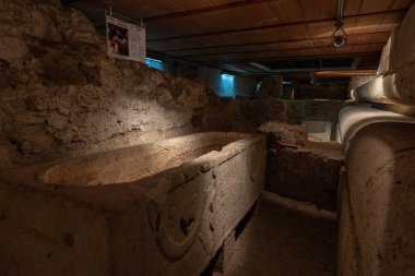 Bu kompleks, İtalyan tapınağının üçüncü yüzyılın ikinci yarısından geriye kalanları kanıtlıyor. BC, şu anda Isernia katedrali olan şeyin onun üzerine inşa edildiği gerçeği sayesinde korundu..