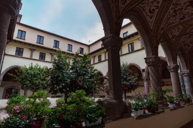 Roccamonfina 'da. Madonna dei Lattani 'nin mabedi. Monte dei Lattani 'de, deniz seviyesinden 850 metre yüksekte, Roccamonfina' nın geniş volkanik alanındaki birçok kraterden biridir..