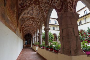 Roccamonfina 'da. Madonna dei Lattani 'nin mabedi. Monte dei Lattani 'de, deniz seviyesinden 850 metre yüksekte, Roccamonfina' nın geniş volkanik alanındaki birçok kraterden biridir..