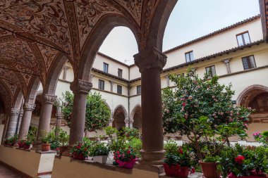 Roccamonfina 'da. Madonna dei Lattani 'nin mabedi. Monte dei Lattani 'de, deniz seviyesinden 850 metre yüksekte, Roccamonfina' nın geniş volkanik alanındaki birçok kraterden biridir..