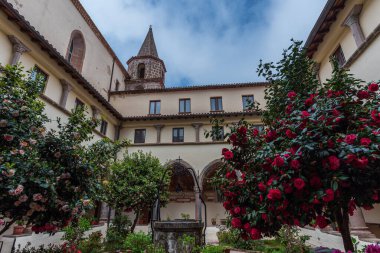 Roccamonfina 'da. Madonna dei Lattani 'nin mabedi. Monte dei Lattani 'de, deniz seviyesinden 850 metre yüksekte, Roccamonfina' nın geniş volkanik alanındaki birçok kraterden biridir..